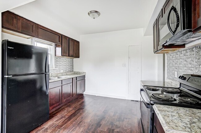 Building Photo - Cozy 3 bedroom w/backyard