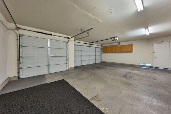 Building Photo - Updated 3 Bedroom Home with 3-Car Garage i...