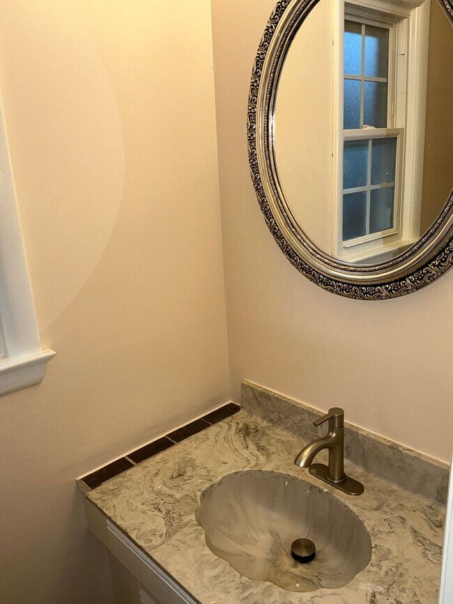 Building Photo - Very well maintained 4BR 2.5BA 5 level spl...