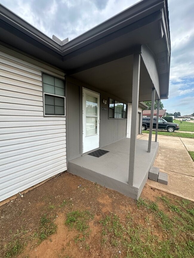Building Photo - 3 bed, 1 bath, 1 car garage
