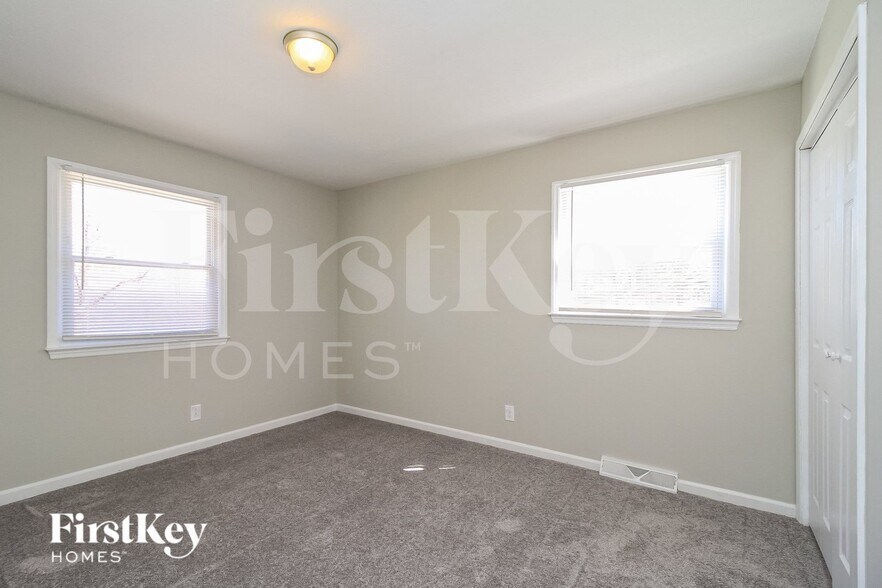 Building Photo - 318 Elm Dr