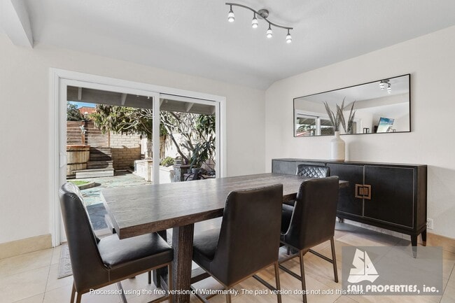 Building Photo - Beach Townhome Vacation Rental with two car garage!