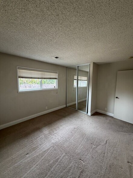 Building Photo - 1209 St Louis Dr