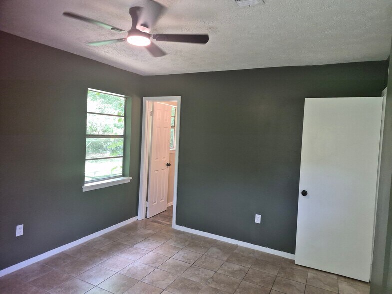 Building Photo - 5629 Queen Mary Ln