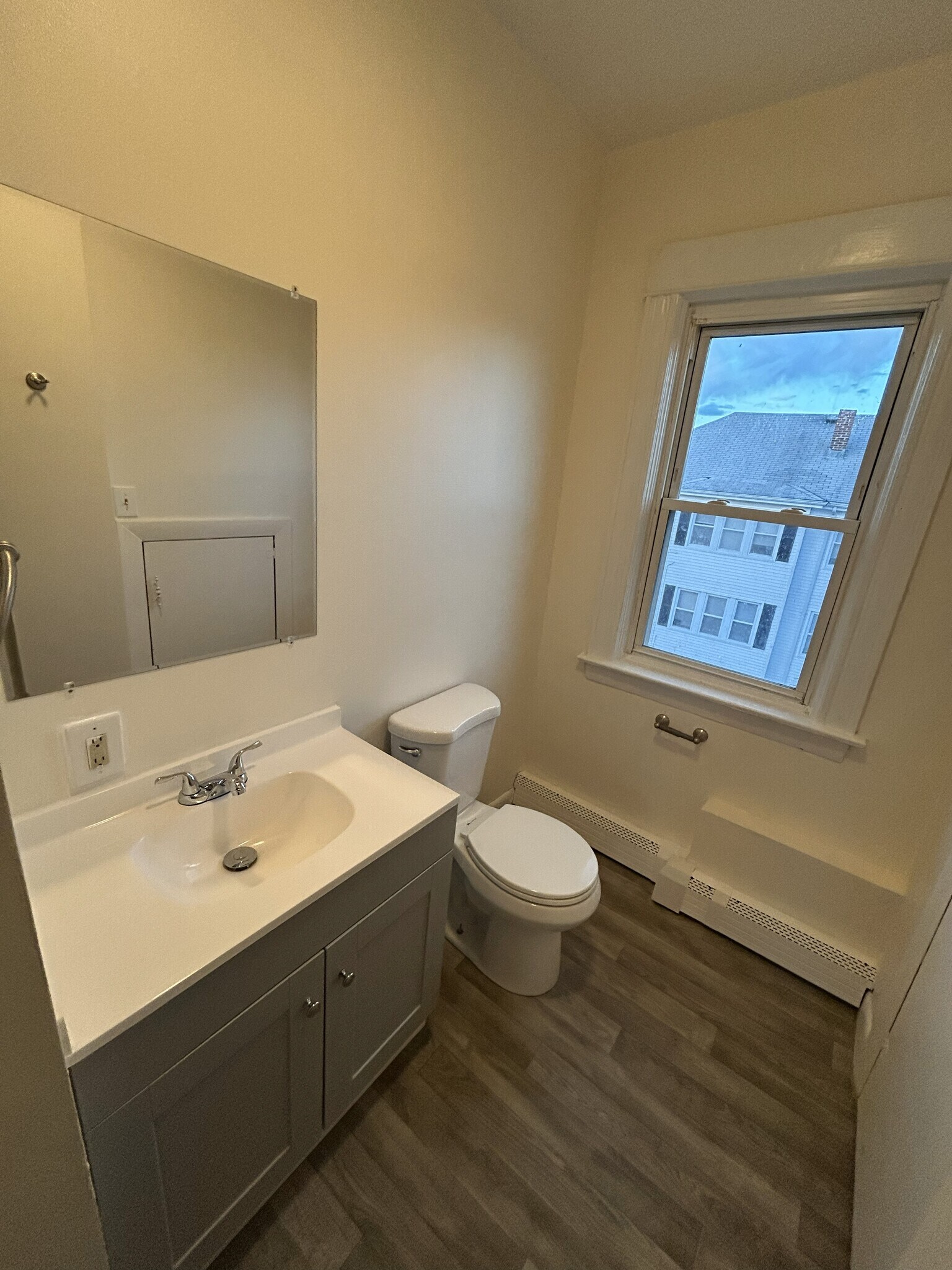 Building Photo - 335 Academy Ave