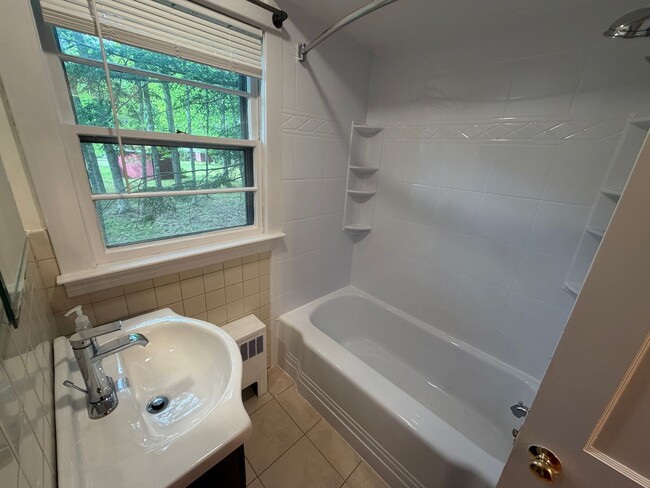 Building Photo - 3BD/1BA Single Family Home in Westbrook - Available Now