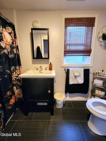 Building Photo - 11 Ingersoll Ave