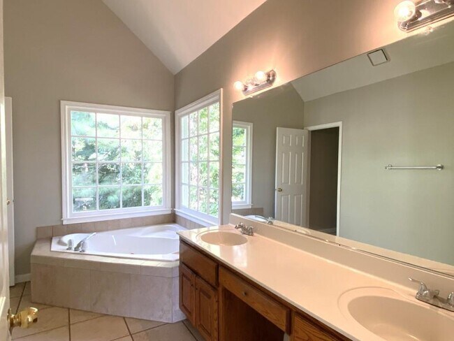 Building Photo - 612 Braidwood Dr NW