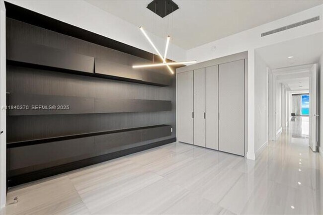 Building Photo - 17901 Collins Ave