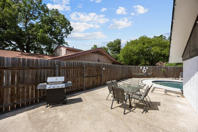 Building Photo - 2227 Greenbrier Dr