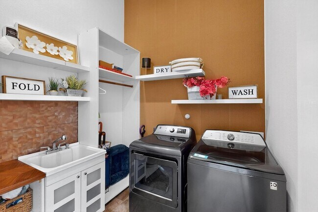 Building Photo - 3946 N Cresthaven Rd