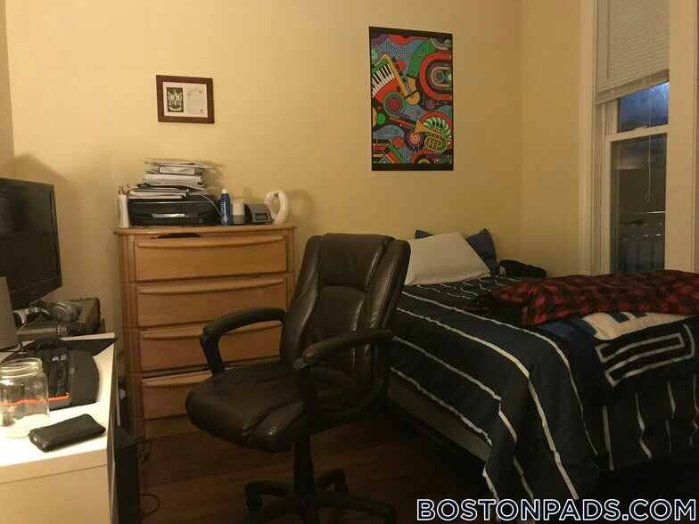 Building Photo - 731 Parker St