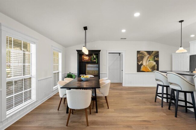 Building Photo - 303 Lakeway Dr