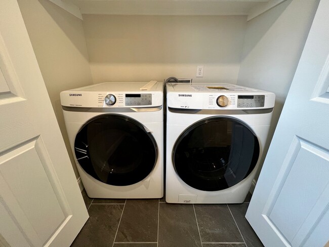 Building Photo - Beautifully Renovated Home!  5 Bedroom, 3 ...