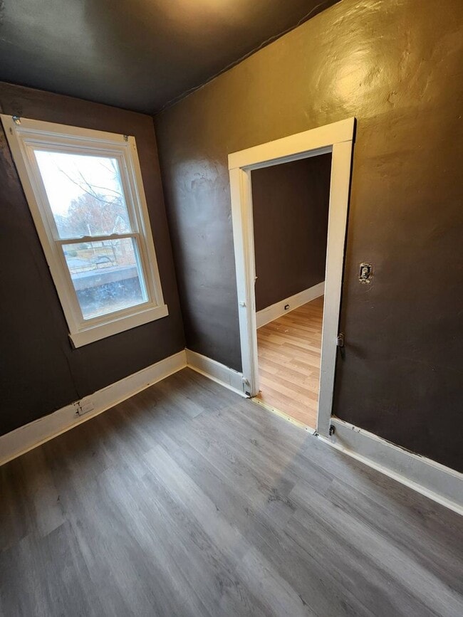 Building Photo - Charming 2-Bedroom Property in Prime Location