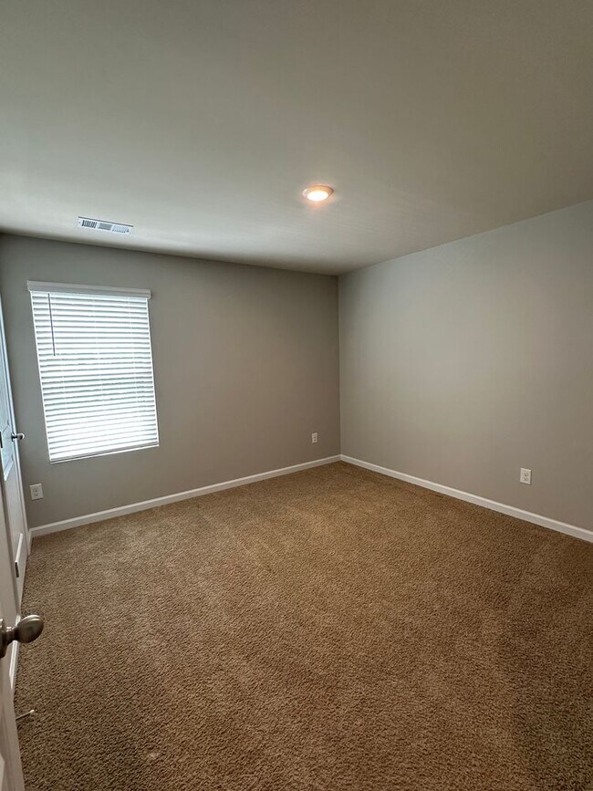 Building Photo - 4 Bedroom home in Gainesville!