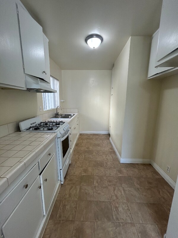 Building Photo - 409 N Los Robles Ave