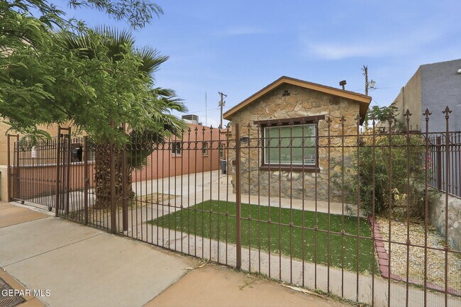 Building Photo - 1310 E San Antonio Ave