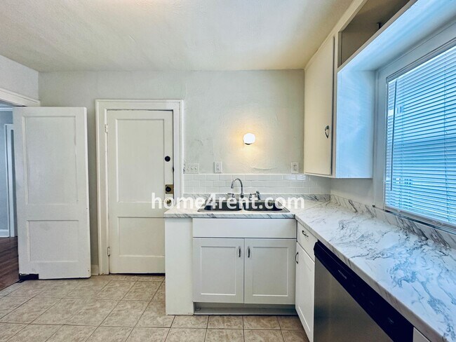 Building Photo - First Level Condo, Just Off the Plaza with Hardwood Floors and Lawn Care Provided!