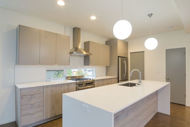 Building Photo - 3Bd/3.25Ba Seattle Home