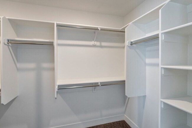 Building Photo - Enormous 3 Bed - 2 Bath Pet Friendly Townhome with Large Unfinished Basement! - Available on Augu...
