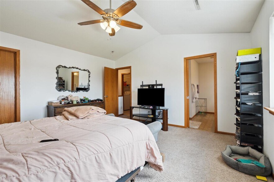 Building Photo - 533 E Goldfinch Dr
