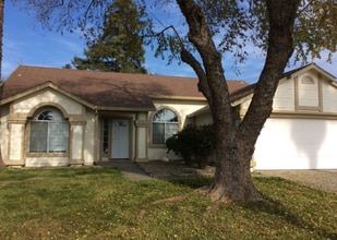 Building Photo - Comfortable Living in a Well-Sized 2-Bed, 2-Bath Home