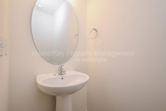 Building Photo - 22 Anastasia St