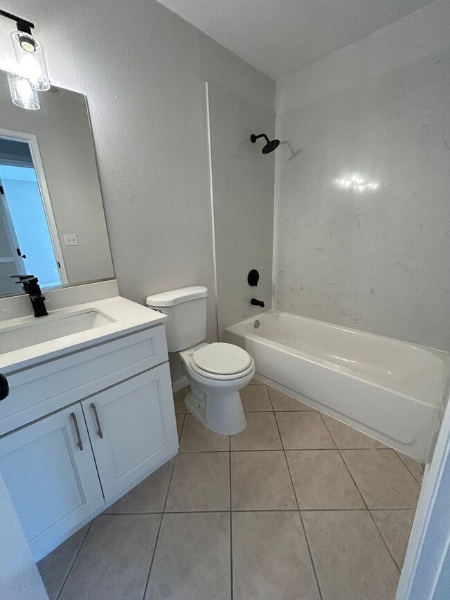 Building Photo - 536 Navarre Pl