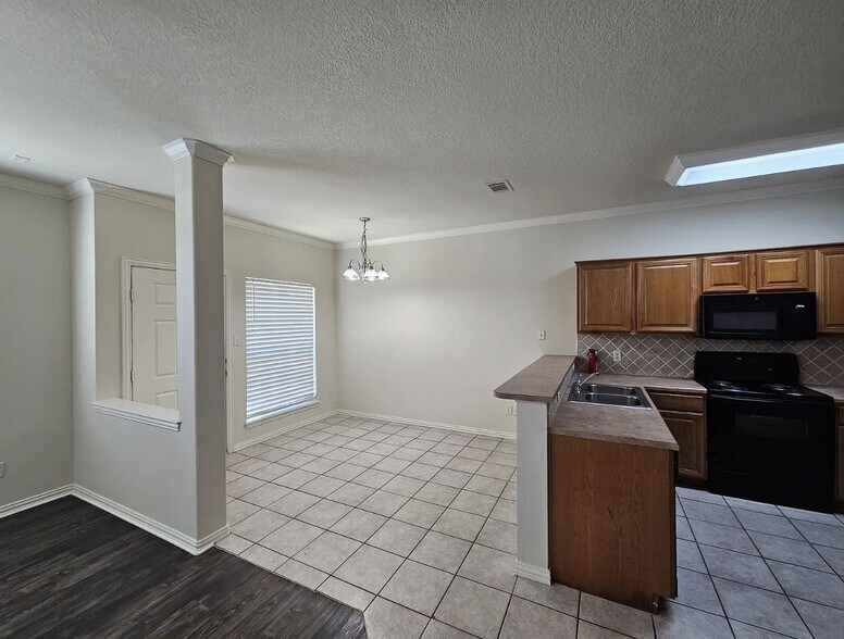 Building Photo - 1001 Krenek Tap