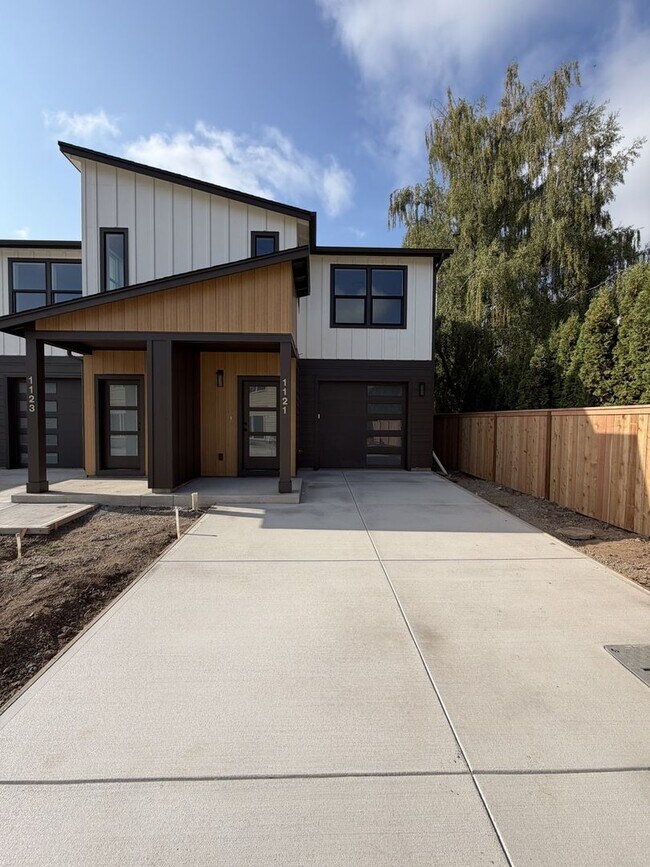 Building Photo - 1121 Sally Ln