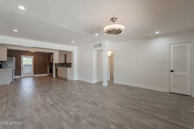 Building Photo - 1116 E Fern Dr N