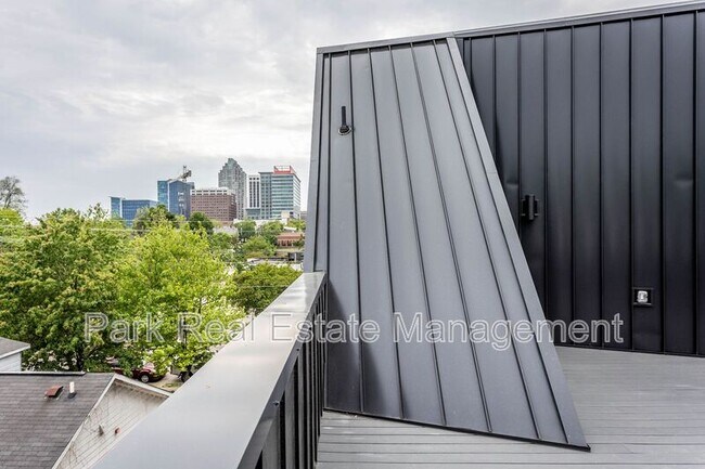 Building Photo - 323 S East St