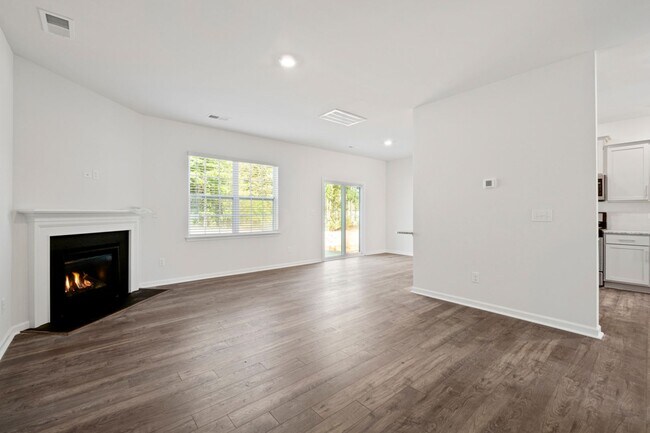 Building Photo - Brand New 5 Bedroom 3 full baths