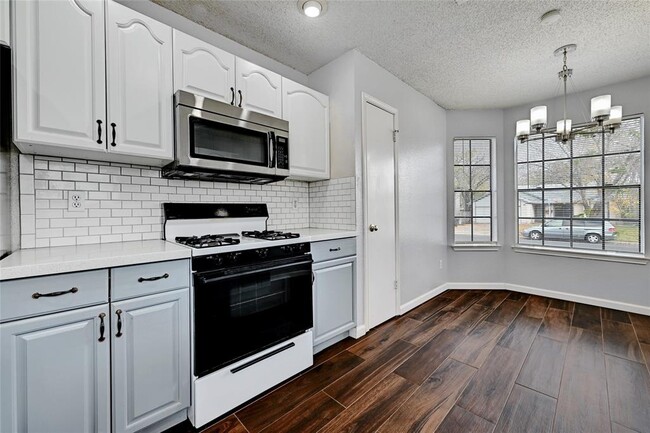 Building Photo - 2100 Balsam Way