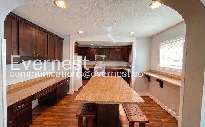 Building Photo - 1300 S Lyerly St