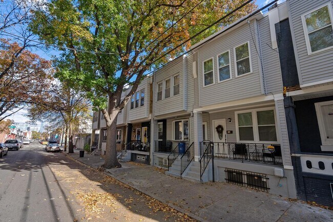 Building Photo - Luxurious 3-Bedroom Townhome in Point Breeze! Available NOW!