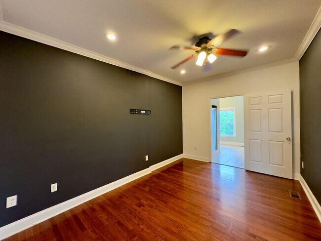 Building Photo - Charming 3-Bedroom Townhome with Modern Am...