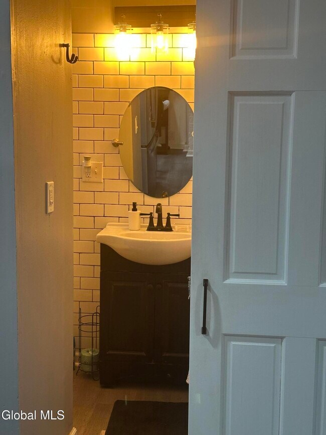 Building Photo - 39 S Lake Ave