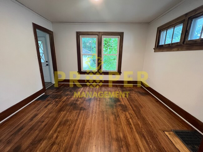 Building Photo - 3 bedrooms 1 bathrooms house for rent