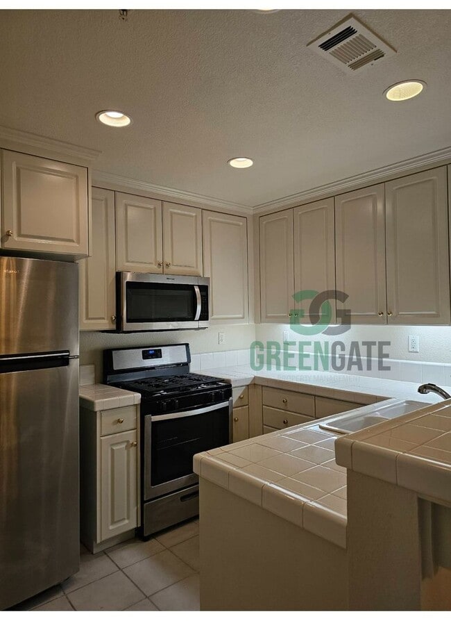 Building Photo - Charming 3 Bedroom 2 Bath Condo in TRACY! ...