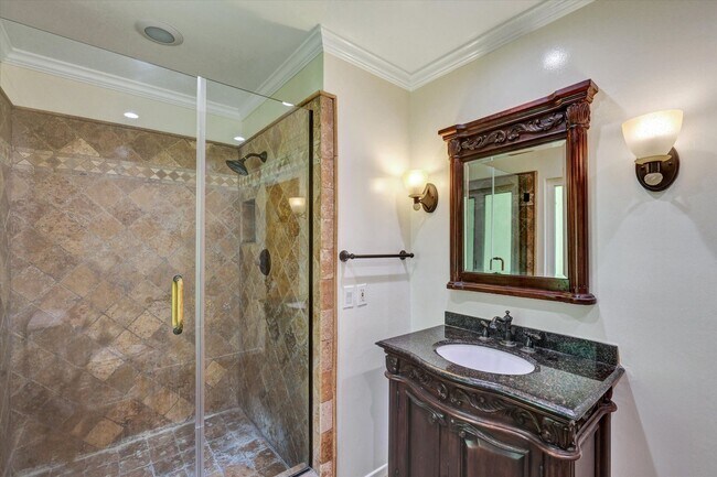 Building Photo - 5-Bedroom Home in Desirable Friendly Hills...