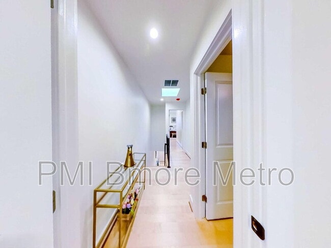 Building Photo - 2329 E Madison St