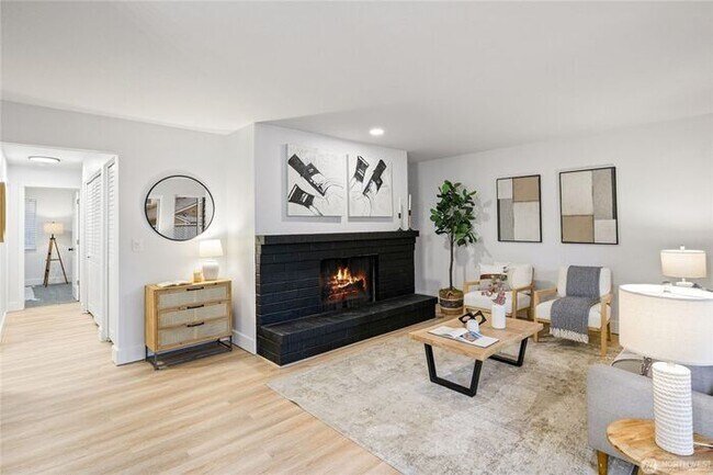 Building Photo - Spacious 2-Bedroom Ground Floor Condo with Private Yard in Kirkland