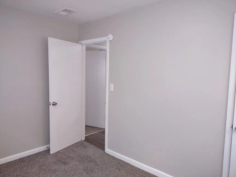 Building Photo - 1630 Edgechester Ave