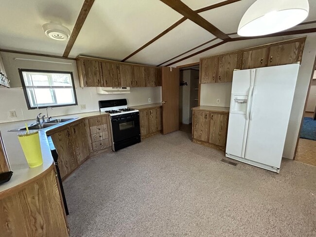 Building Photo - 3 Bed 2 Bath Mobile Home W/ Many Amenities...