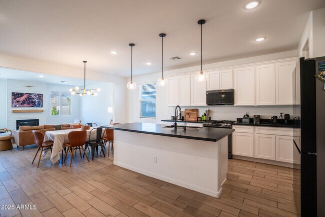 Building Photo - 4368 N Pioneer Dr