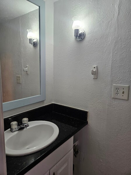 Building Photo - 2109 E Bougainvillea Ave