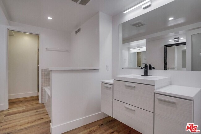 Building Photo - 435 N Oakhurst Dr