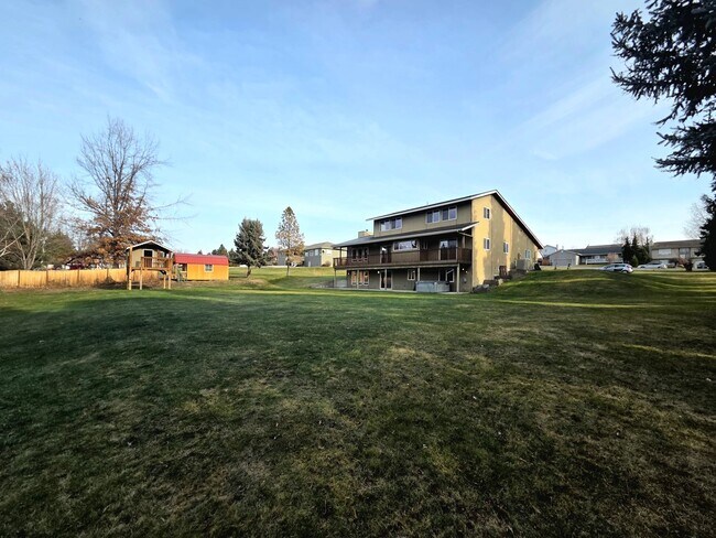 Building Photo - Grandiose Home on 1 Acre -- in East Wenatchee for Rent!! **5 Bed, 3 Bath**